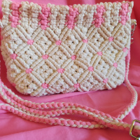 BOLSO DE MACRAMÉ NATURAL Y ROSA