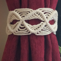 PRENDEDOR DE CORTINAS DE ROMBOS EN MACRAMÉ