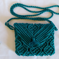 BOLSO DE MACRAMÉ EN VERDE PETRÓLEO