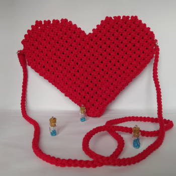 Bolso corazón de macramé